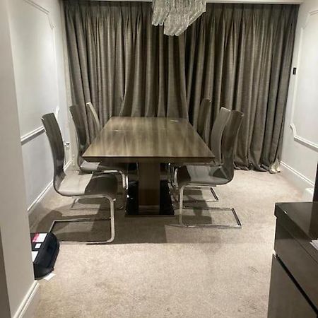 Lovely 3 Bedroom House In Borehamwood . Kültér fotó