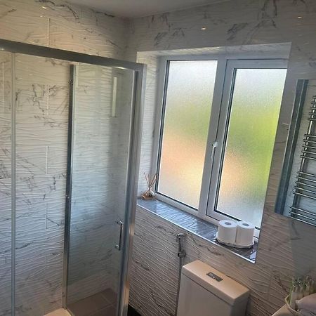 Lovely 3 Bedroom House In Borehamwood . Kültér fotó