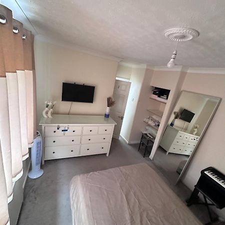 Lovely 3 Bedroom House In Borehamwood . Kültér fotó