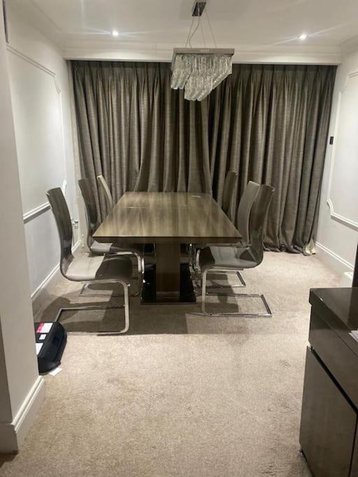 Lovely 3 Bedroom House In Borehamwood . Kültér fotó