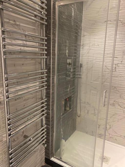Lovely 3 Bedroom House In Borehamwood . Kültér fotó