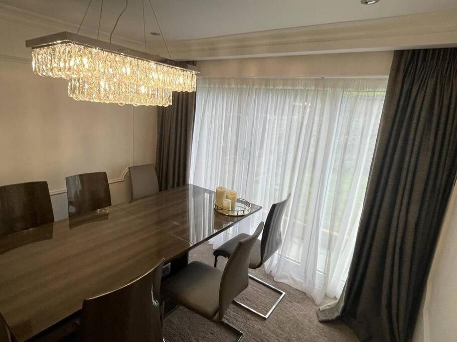 Lovely 3 Bedroom House In Borehamwood . Kültér fotó