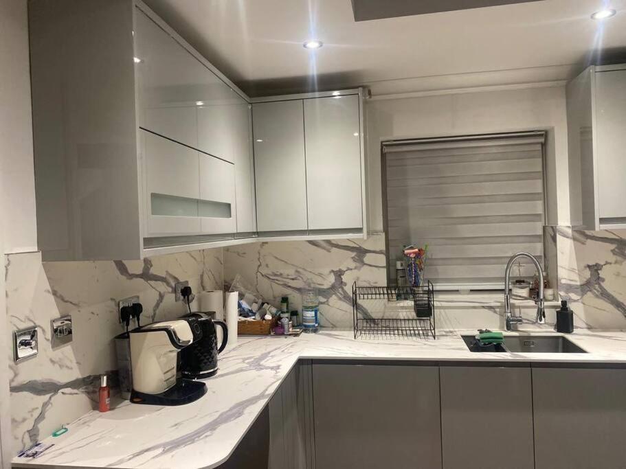 Lovely 3 Bedroom House In Borehamwood . Kültér fotó