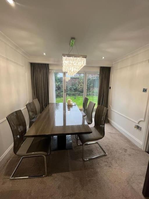 Lovely 3 Bedroom House In Borehamwood . Kültér fotó