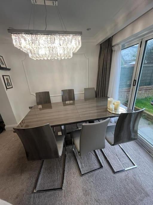 Lovely 3 Bedroom House In Borehamwood . Kültér fotó