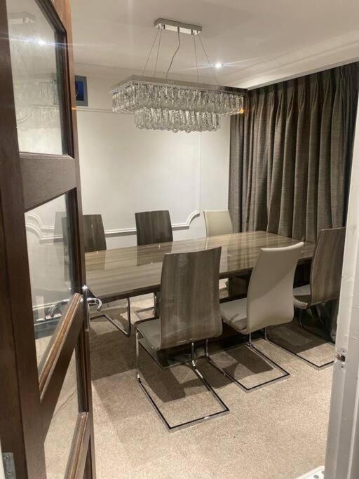 Lovely 3 Bedroom House In Borehamwood . Kültér fotó