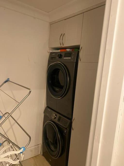 Lovely 3 Bedroom House In Borehamwood . Kültér fotó