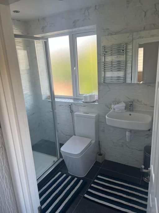 Lovely 3 Bedroom House In Borehamwood . Kültér fotó