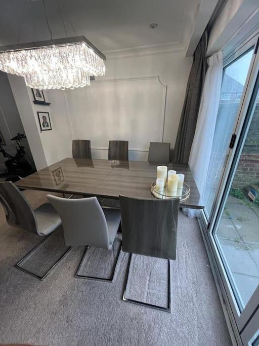 Lovely 3 Bedroom House In Borehamwood . Kültér fotó