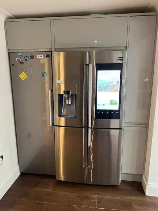 Lovely 3 Bedroom House In Borehamwood . Kültér fotó