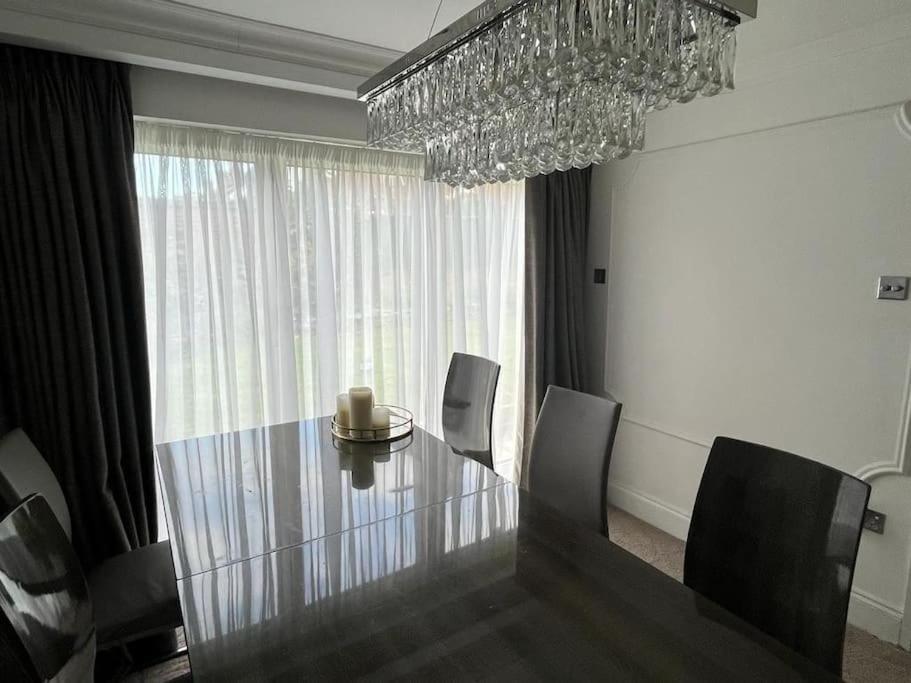 Lovely 3 Bedroom House In Borehamwood . Kültér fotó