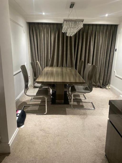Lovely 3 Bedroom House In Borehamwood . Kültér fotó