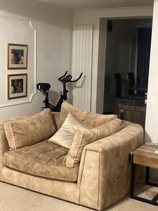 Lovely 3 Bedroom House In Borehamwood . Kültér fotó