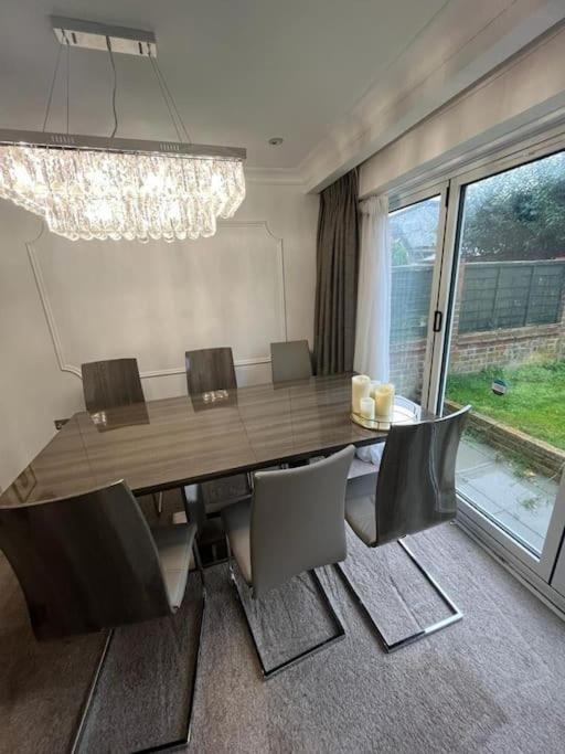 Lovely 3 Bedroom House In Borehamwood . Kültér fotó