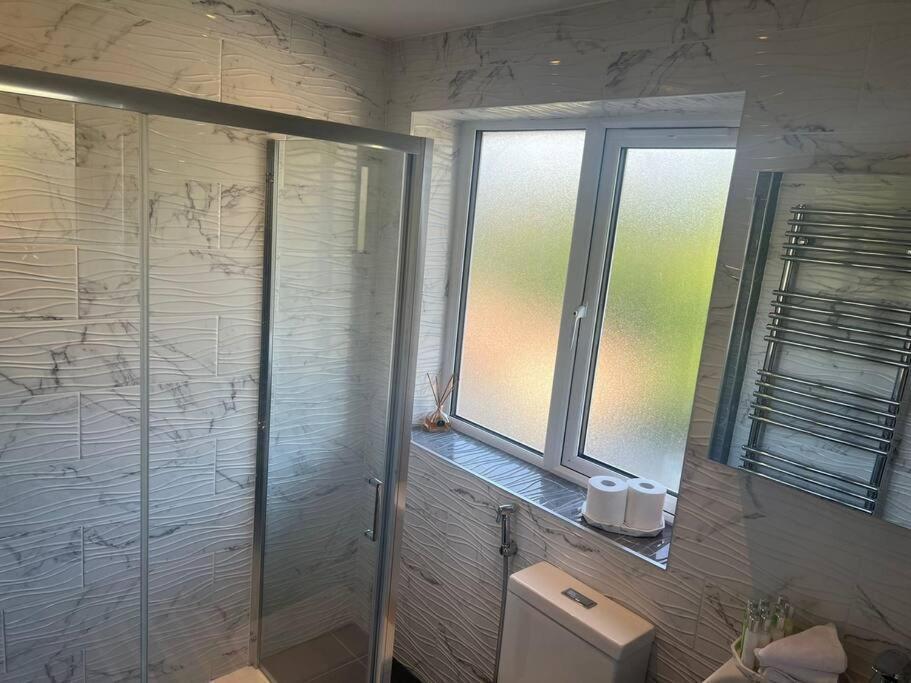 Lovely 3 Bedroom House In Borehamwood . Kültér fotó