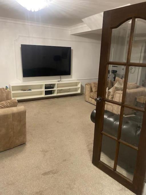 Lovely 3 Bedroom House In Borehamwood . Kültér fotó