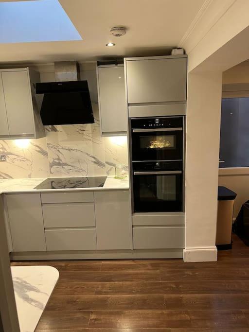 Lovely 3 Bedroom House In Borehamwood . Kültér fotó